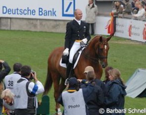 Hubertus Schmidt and Wansuela Suerte leaving the ring