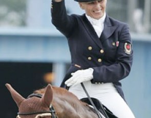 Evi Strasser Waves to the Crowds after her Ride :: Photo © Dirk Caremans