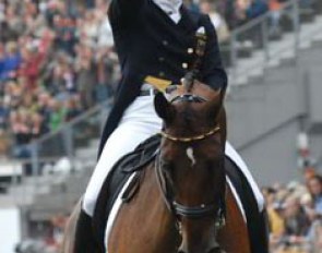 Isabell wins and waves to the crowds