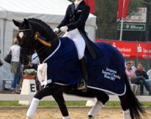 Jill de Ridder and FBW Disco Boy win the Junior Riders division at the 2007 CDI-JR Bonn