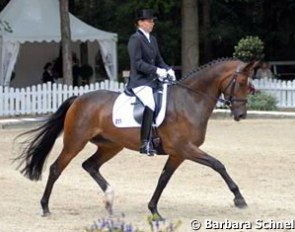 Cayenne & Susan Pape. Though title favorites the mare became more & more tense, especially during the prize-givings. Tension was released during the canter tour in the Final. The trot was wonderfully elastic.