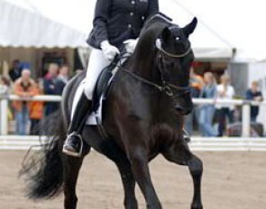 Nadine Plaster as guest judge rider on La Noir. The mare continued to show her quality undisturbedly
