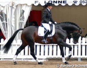 While Inga von Helldorff showed a textbook warm-up with Damsey ...