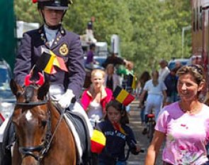 Julie van Olst on Haasendonck's Sultan accompanied by Gudrun Schlack