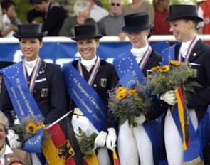 The gold medal winning German Junior Team: Miriam Maurer, Victoria Michalke, Jill de Ridder, Fabienne Lutkemeier :: Photo © Jan Reumann