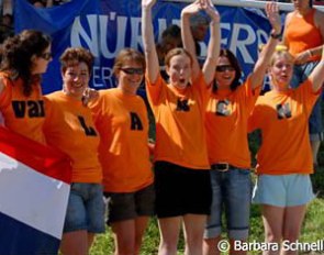 Big family with friends rooting for the Van Lanen sisters