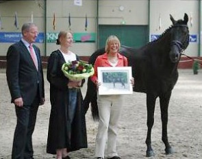 Wynton and his owner/breeder Grietje Jansen at the 2007 KWPN Stallion Performance Testing