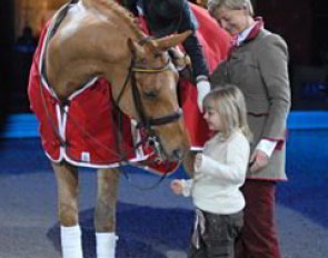 Monica Theodorescu and Whisper with the horse's owner and Frankfurt show organizer Ann Kathrin Linsenhoff and her daughter Marie