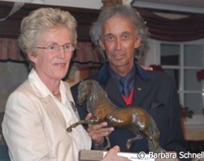 Frank Henning gives an award to Madeleine Winter-Schulze at the 2007 Reiter Forum Awards in Hagen, Germany :: Photo © Barbara Schnell