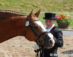 Freund showing Le Petit Charmeur in hand