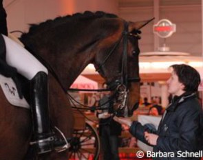 Isabell's groom Anna Kleniuk gives Apache a treat