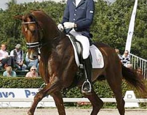 Hans Peter Minderhoud and Vivaldi lead in the 2007 Pavo Cup Finals :: Photo © Dirk Caremans