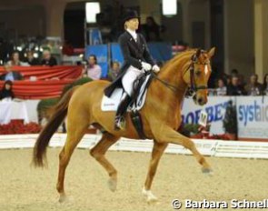 Nadine Capellmann and her Hanoverian gelding Elvis making progress under new-old trainer Balkenhol. Elvis was spirited and seems to be on a good way, but he made too many mistakes to score really high