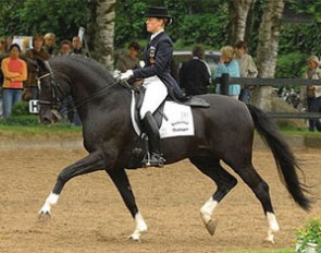 Theresa Wahler aboard the Hanoverian stallion De Niro