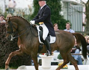 Hermann Gossmeier on Favourit at the 2008 CDI Hagen :: Photo © Astrid Appels