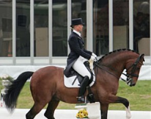 The horse with the best passage at the 2008 CDI Hagen: Clearwater under Anne van Olst
