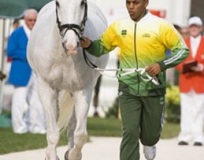 Rogerio Clementino and Nilo VO at the vet inspection :: Photo © Peter Llewellyn