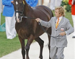 Sjef Janssen presents Salinero at the vet inspection :: Photo © Dirk Caremans