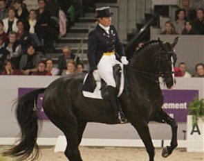 Kyra Kyrklund riding Max in a pirouette with one hand :: Photo © Astrid Appels