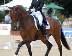 Dorothee Schneider & Forward Looking won the preliminary test for the Burgpokal qualifier but couldn't repeat that in the actual qualifier. Still true to the horse's name, Dorothee took it with a smile: "Forward" is only 7 after all.