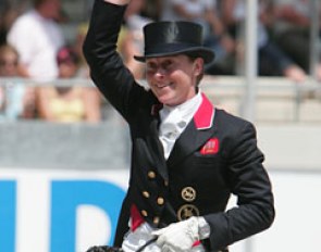 Emma Hindle waving to the Aachen crowds :: Photo © Astrid Appels