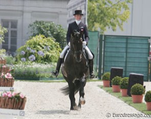 Mikala Gundersen and Leonberg enter the Aachen show ring for the first time in their life :: Photo © Astrid Appels