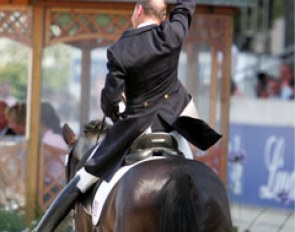 Steffen Peters raises his fist: He has won the Grand Prix