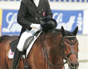 Always a favourite of the public. Christian Pläge, a Dane turned Swiss, on the 17-year old Regent (by Resident). This horse has the most exemplary halt and can stand immobile like a statue.