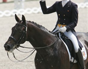 Belgian Sophie Baetens-Van Lent on the Dutch bred Rubens (by Rubinstein x Nimmerdor) is waving to the crowds after she finished her ride.