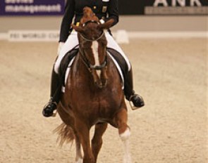 Ellen Schulten Baumer riding Donatha S with one hand
