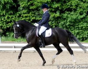 Ghost is now with Jessica Krieg, who turned 12. Despite her age she already displays a lot of skill in the saddle, but due to an imbalance in her aids, he was uneven in the trot extensions. The judges gave him lukewarm marks. Result 6.8. What a shame!