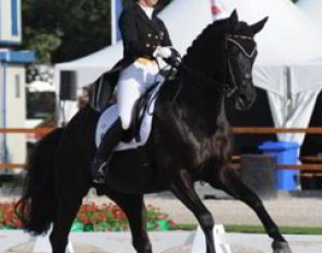 After a disappointing performance on Thurday, Thea Felicitas Muller suspected something wasn't quite right with Highway. Team vet Merz checked him & noticed an inflamed nerve in the face. They withdrew him from the competition.