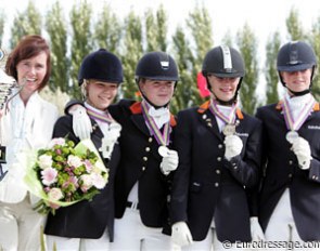 Dutch silver medal winning team: Chef d'equipe Christa Laarakkers, Maria van den Dungen, Antoinette te Riele, Dana van Lierop, Julia van Schaijk