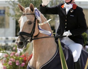 Antoinette te Riele and Golden Girl win the Kur Gold Medal at the 2009 European Pony Championships