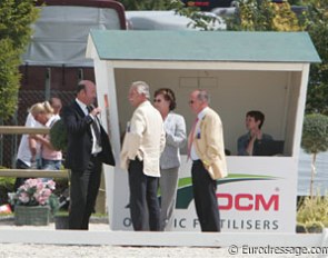 The judges (Eddy de Wolff van Westerrode, Stephen Clarke, Karin Kruger, Freddy Leyman) discuss what to do with all these spooky ponies in the Kur Finals.