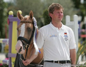 Sven Rothenberger holding Deinhard B during the prize giving ceremony