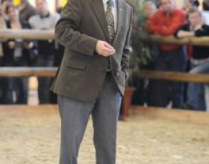 Trainer and author Michael Putz recommended starting young dressage horses with a jumping saddle.