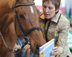 Author Isabelle von Neumann-Cosel (right) courting a potential new reader