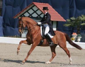 Heike Kemmer on Bonaparte (by Bon Bonaparte)