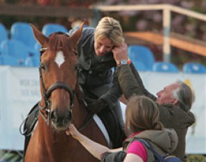 Klaus Balkenhol helps Nadine Capellmann to fit the earpiece