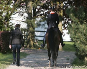 Tineke and Imke Bartels on their way to the ring.