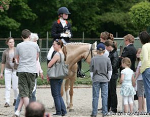A big fan club gathered round Golden Girl (by Don't Worry) after Antoinette te Riele's test.