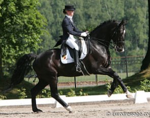 Magali Bastaens happy about her ride and rewarding her horse Topaz with a pat and a hug.