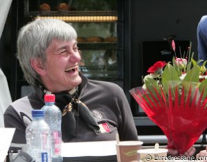 Belgian chef d'equipe Laurence van Doorslaer celebrated her birthday today. She got flowers from the D'Hoore family for the occasion and Adri Gordijn gave her two bottles of wine as present