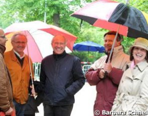 Sheltering from even more rain: Hessian pony coach Heinz-Günter Scholten, Jürgen Koschel, Ewald Lüttgen, Holger Schmezer, Esther Lüttgen