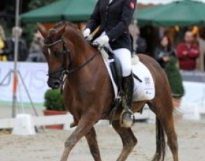 For the first time there was a pony tour in Wickrath, consisting of a regular test but the best six which qualified to ride the freestyle on final day, when it was raining cats and dogs. Here you see Vivian Scheve on Schapur