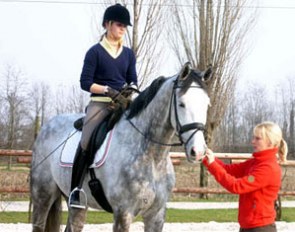 Vittoria Zaniboni on Santorini Hit, trainer Anna Paprocka-Campanella helping her out.