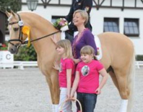 Katharina Weychert and Golden Derano C win the pony Preis der Besten qualifier. They are congratulated by organizer Ann Kathrin Linsenhoff :: Photo © Barbara Schnell