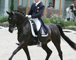 Belgian Jeroen Devroe and Apollo van het Vijverhof exceeded the expectations. Their ride was soft and sweet with smooth piaffe and passage. Only in the one tempi's the young dark bay gelding got behind the vertical.