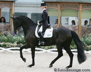 Helen Langehanenberg and Responsible stand out with their amazing submission. The black mare is soft in the mouth, foams and is always nicely at the vertical. They got a 9 for extended walk and showed lovely one tempi's